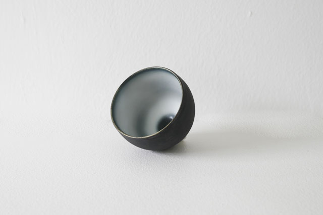 山崎美和　ぐいのみ　黒×青　つぼむ