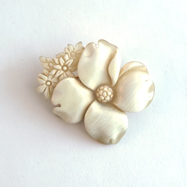 BISOU　ハナミズキと小花 　ブローチ