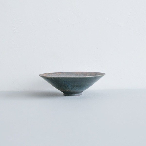 黒木泰等　鉄黒釉そり角小鉢　Φ14.5cm