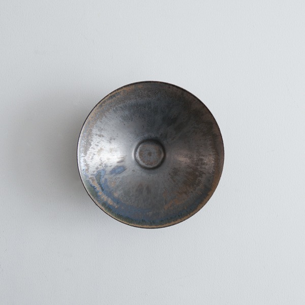 黒木泰等　鉄黒釉そり角小鉢　Φ14.5cm