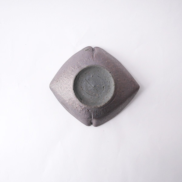 _田志保　　鉄釉菱小皿　12×13.5cm