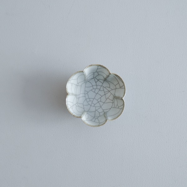髙田志保　炭入り６弁豆鉢　Φ8cm　H4cm