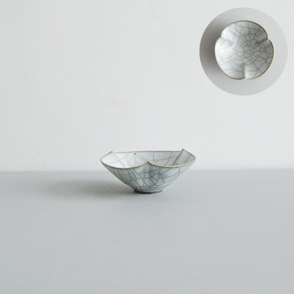 髙田志保　炭入り３弁豆鉢　Φ10cm　H4cm