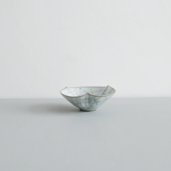 髙田志保　炭入り３弁豆鉢　Φ10cm　H4cm