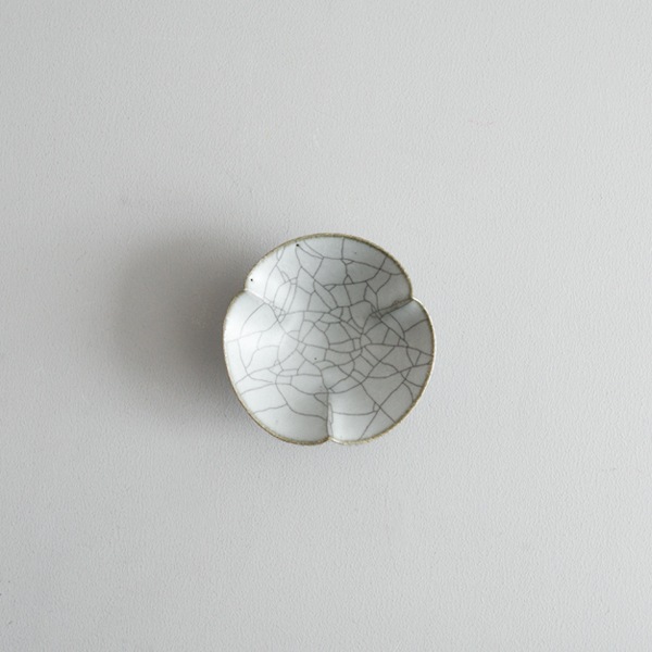 髙田志保　炭入り３弁豆鉢　Φ10cm　H4cm