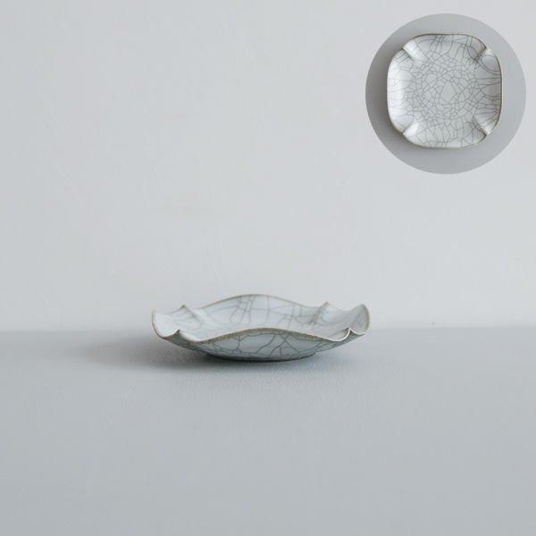 髙田志保　炭入り４弁取り皿　13cm×13cm　H2.5cm