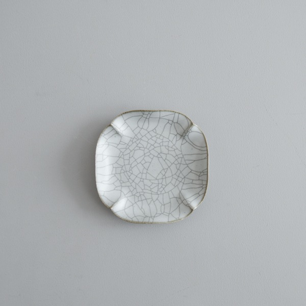 髙田志保　炭入り４弁取り皿　13cm×13cm　H2.5cm