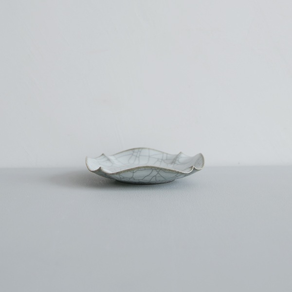 髙田志保　炭入り４弁取り皿　13cm×13cm　H2.5cm