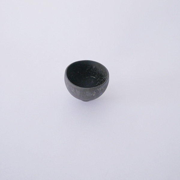 瀬川辰馬　黒土象嵌 猪口　H5ｃｍ