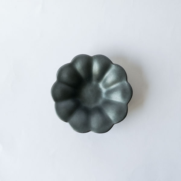 上國料正記　輪花小皿　黒　Φ10.5cm　