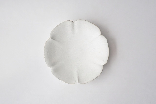 黒木泰等　白釉輪花小皿　φ14ｃｍ