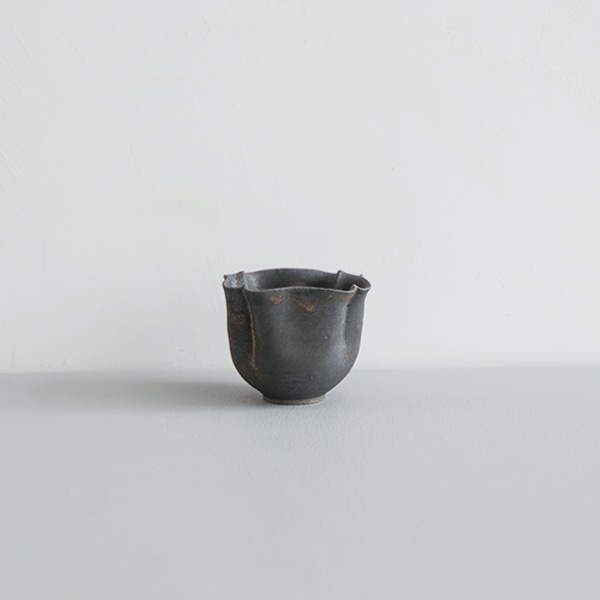 髙田志保　黒釉４弁深豆鉢　7cm×7cm　H6cm