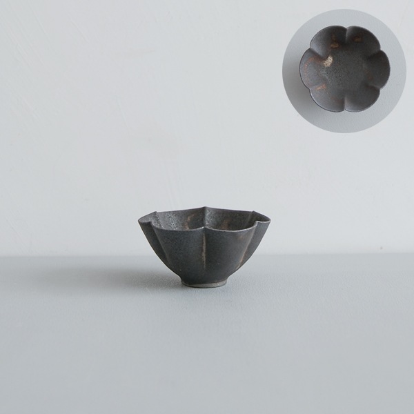 髙田志保　黒釉６弁豆鉢　Φ8cm　H4cm