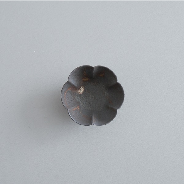 髙田志保　黒釉６弁豆鉢　Φ8cm　H4cm