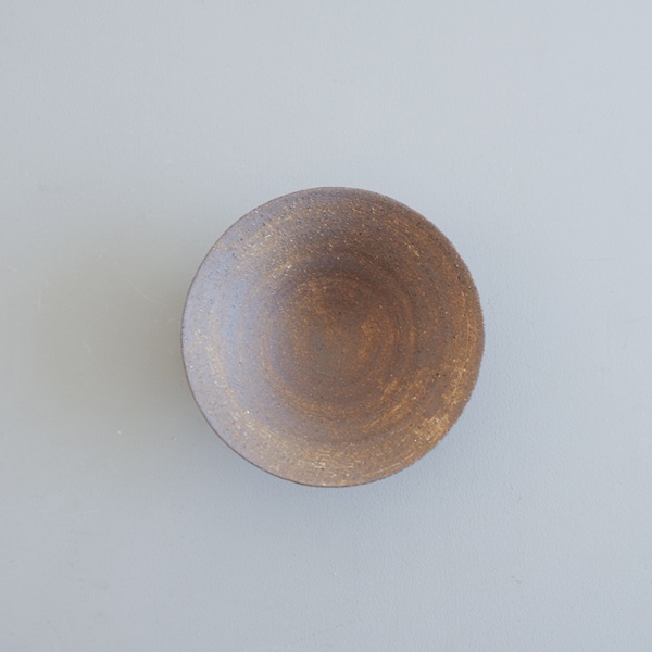 二階堂明弘　やきしめ三角小鉢（茶・ModelA）Φ14.5ｃｍ　Ｈ5.5ｃｍ　（おまかせ）