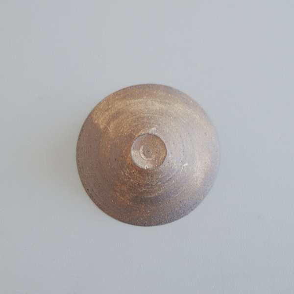 二階堂明弘　やきしめ三角小鉢（茶・ModelA）Φ14.5ｃｍ　Ｈ5.5ｃｍ　（おまかせ）