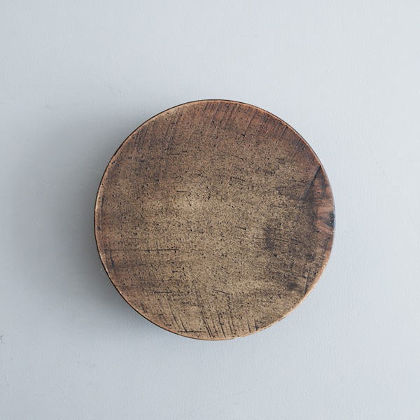 黒木泰等　鉄黒釉丸台皿　Φ18cm　H4.5cm