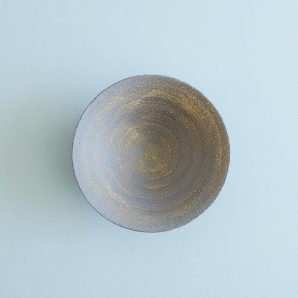 二階堂明弘　やきしめ三角鉢（茶）　Φ18ｃｍ　Ｈ6.5ｃｍ　（おまかせ）