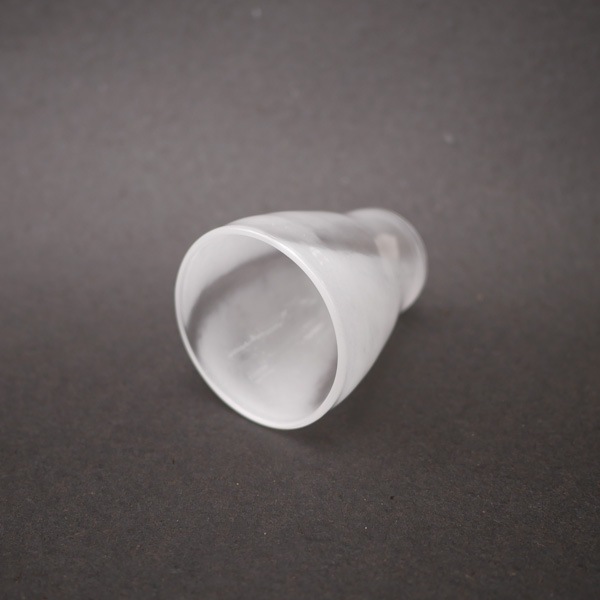 津村里香　グラス　白