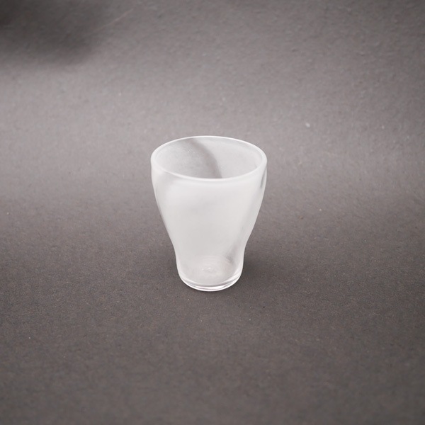 津村里香　グラス　白