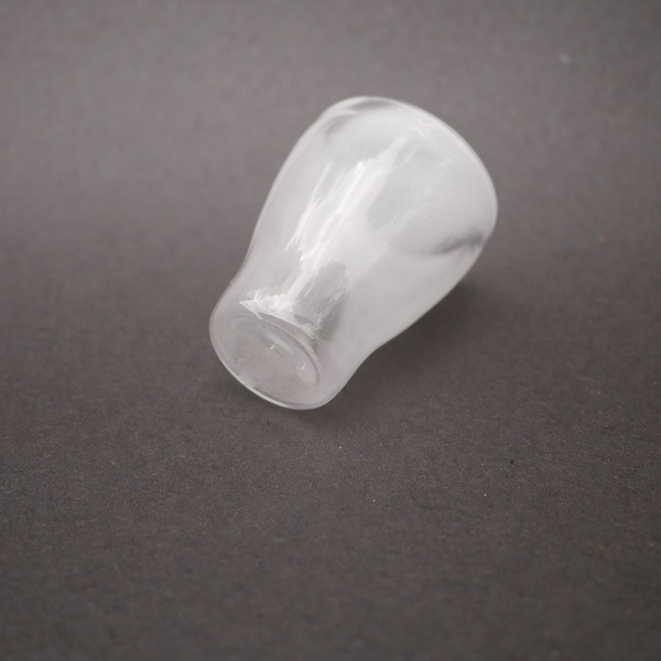 津村里香　グラス　白