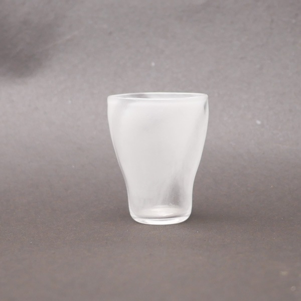 津村里香　グラス　白