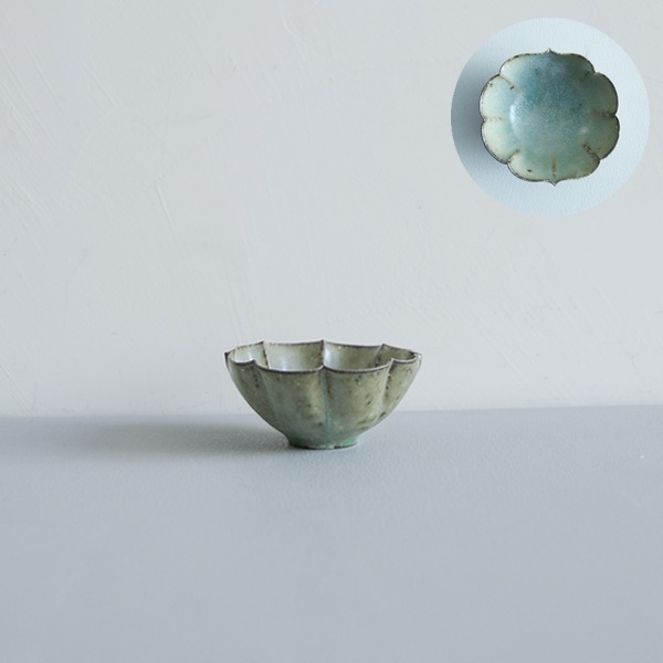 髙田志保　灰釉８弁豆鉢　8.5cm×8.5cm　H4cm