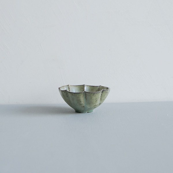 髙田志保　灰釉８弁豆鉢　8.5cm×8.5cm　H4cm