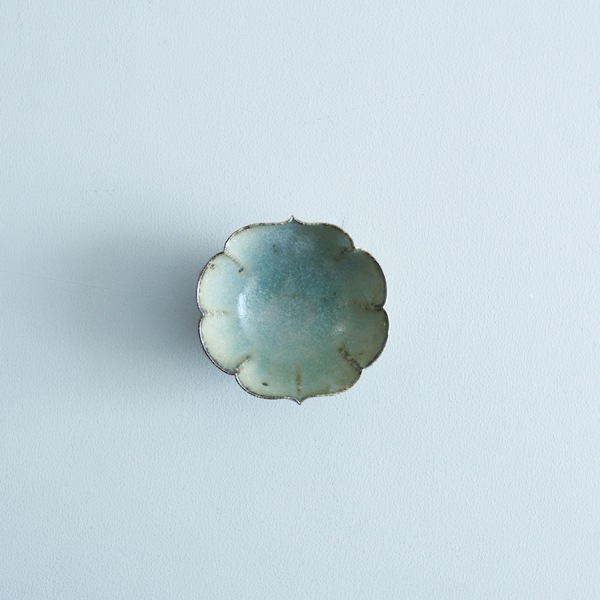髙田志保　灰釉８弁豆鉢　8.5cm×8.5cm　H4cm