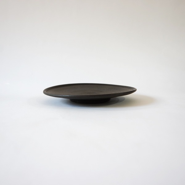 馬場勝文　黒釉6寸皿　Φ18cm
