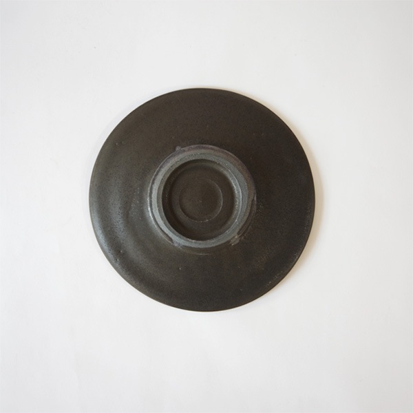馬場勝文　黒釉6寸皿　Φ18cm