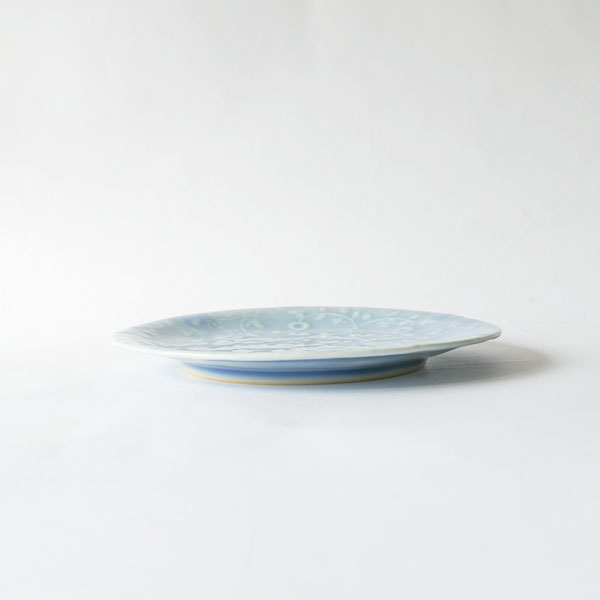 稲村真耶　湖水釉印刻更紗唐草5.5寸皿　Φ17.5cm
