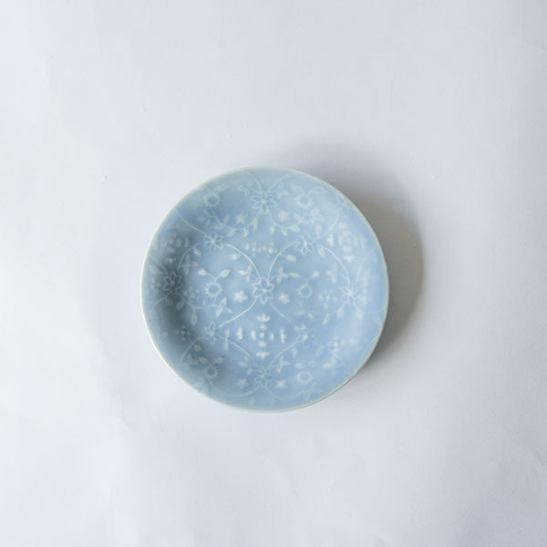 稲村真耶　湖水釉印刻更紗唐草4寸皿　Φ13cm