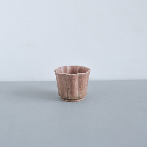 黒木泰等　あずき釉輪花角豆鉢　Φ6.5cm　H5cm