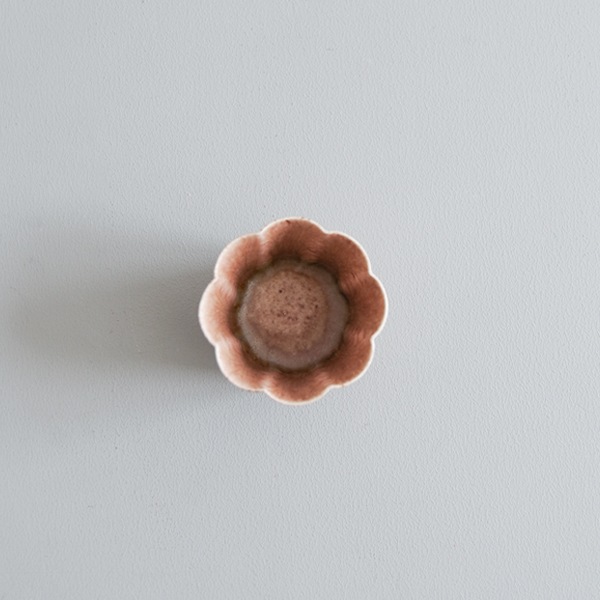 黒木泰等　あずき釉輪花角豆鉢　Φ6.5cm　H5cm
