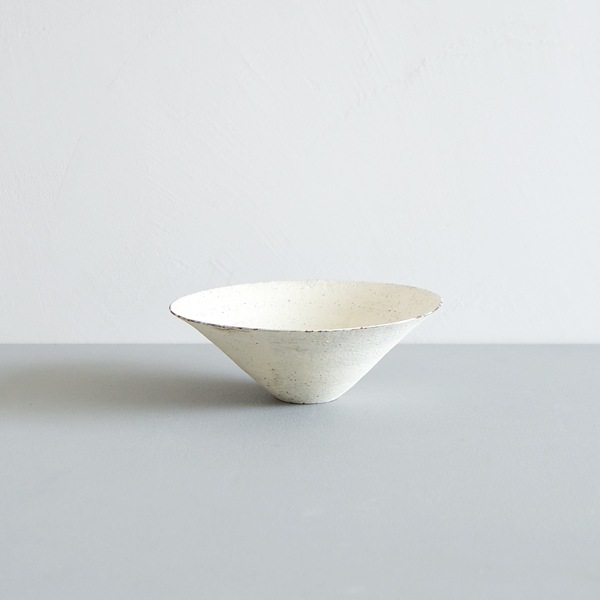 二階堂明弘　やきしめ三角小鉢（白）Φ14.5ｃｍ　Ｈ5.5ｃｍ　（おまかせ）