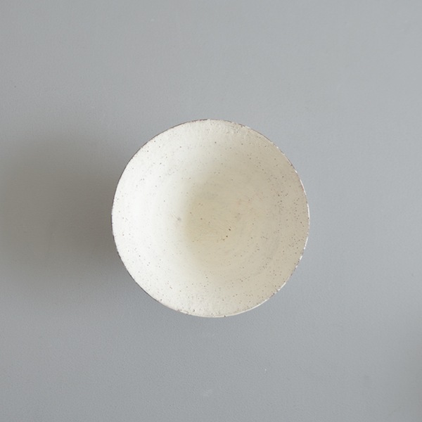 二階堂明弘　やきしめ三角小鉢（白）Φ14.5ｃｍ　Ｈ5.5ｃｍ　（おまかせ）