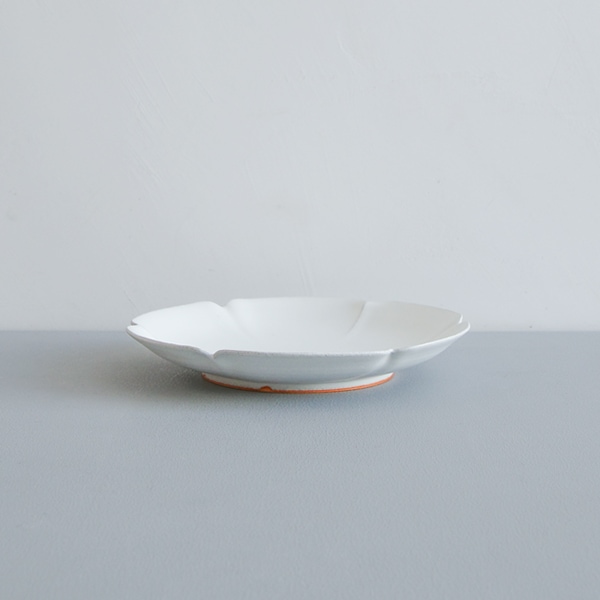 黒木泰等 白釉輪花皿 φ19cm
