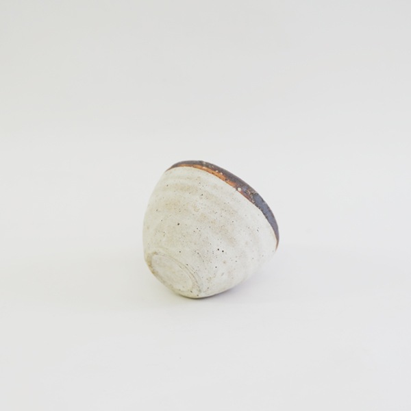 石原祥充　広口湯呑　鉄絵　白　Φ8ｃｍ