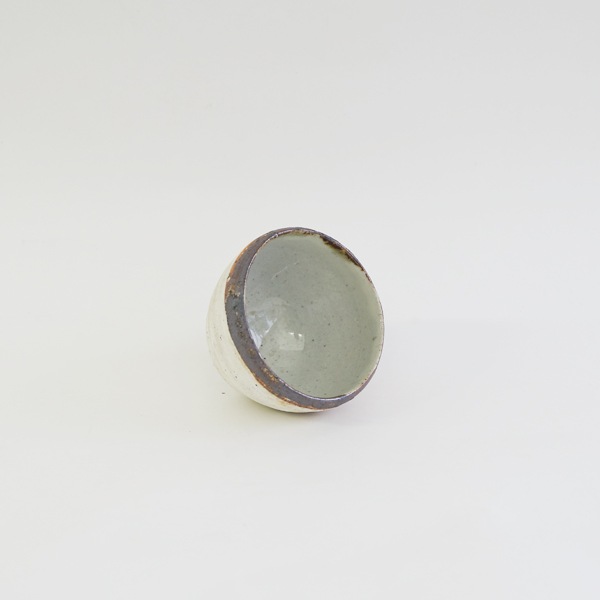 石原祥充　広口湯呑　鉄絵　白　Φ8ｃｍ