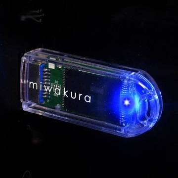 miwakura 美和蔵 MUF-AC32GU3 Aqua Crystal USB3.0 FLASH DRIVE 32GB アクセスランプ点灯イメージ