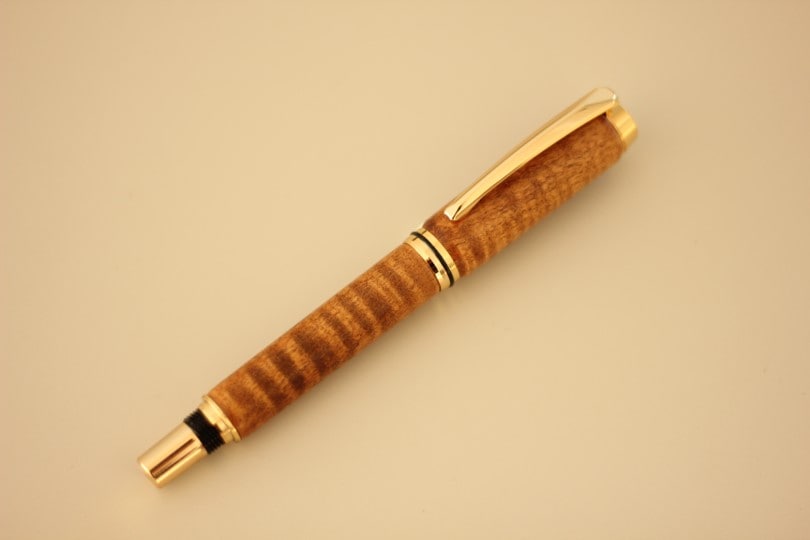 大日光クラフト　栃の木手作り万年筆（栃の木の杢・摺り漆仕上げ）ギフトケース付き　送料無料　≪ お届け日時指定不可 ≫