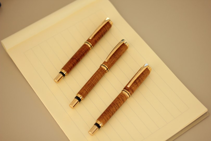 大日光クラフト　栃の木手作り万年筆（栃の木の杢・摺り漆仕上げ）ギフトケース付き　送料無料　≪ お届け日時指定不可 ≫