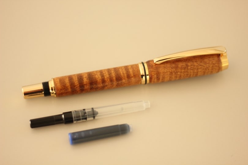 大日光クラフト　栃の木手作り万年筆（栃の木の杢・摺り漆仕上げ）ギフトケース付き　送料無料　≪ お届け日時指定不可 ≫