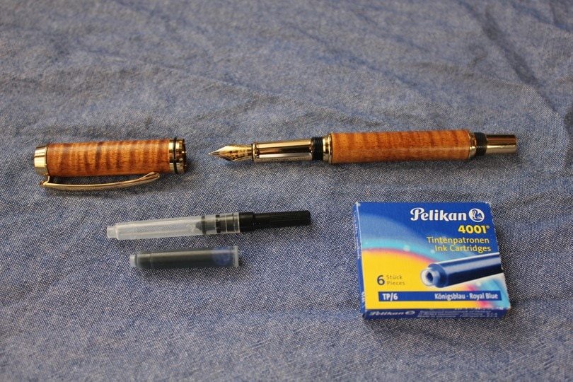 大日光クラフト　栃の木手作り万年筆（栃の木の杢・摺り漆仕上げ）ギフトケース付き　送料無料　≪ お届け日時指定不可 ≫