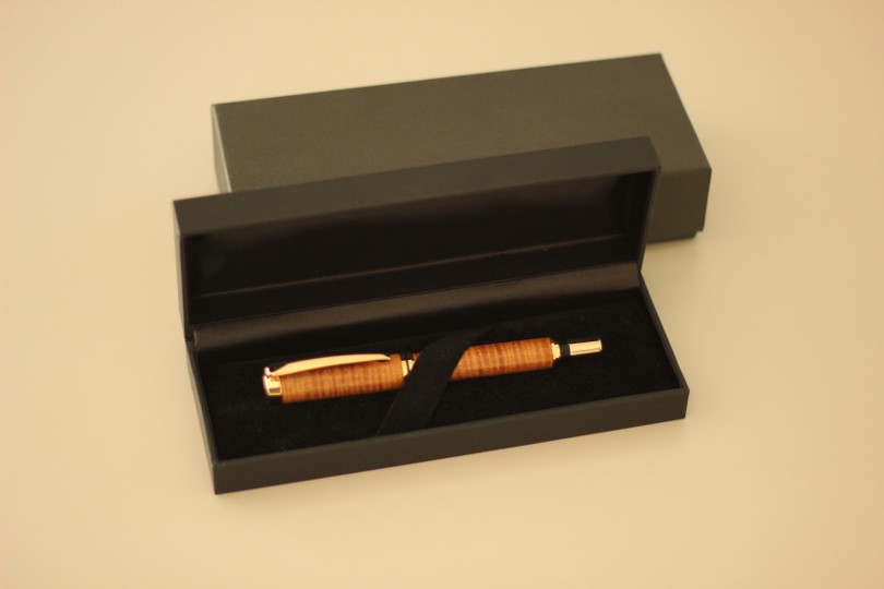 大日光クラフト　栃の木手作り万年筆（栃の木の杢・摺り漆仕上げ）ギフトケース付き　送料無料　≪ お届け日時指定不可 ≫