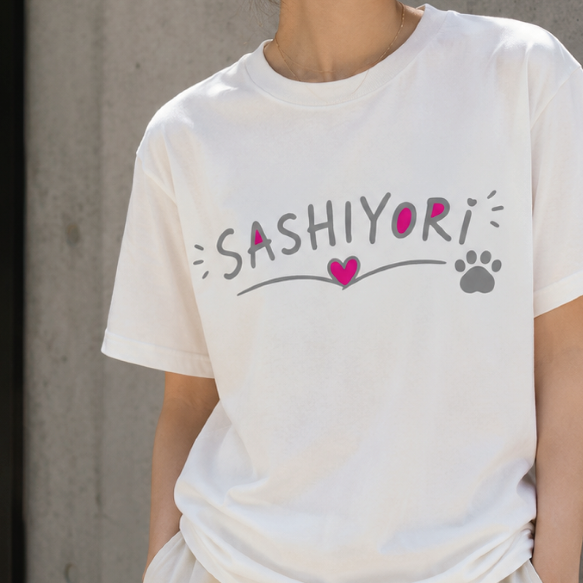 熊本弁デザインTシャツ「SASHIYORI(さしより)」肉球ロゴTシャツ|