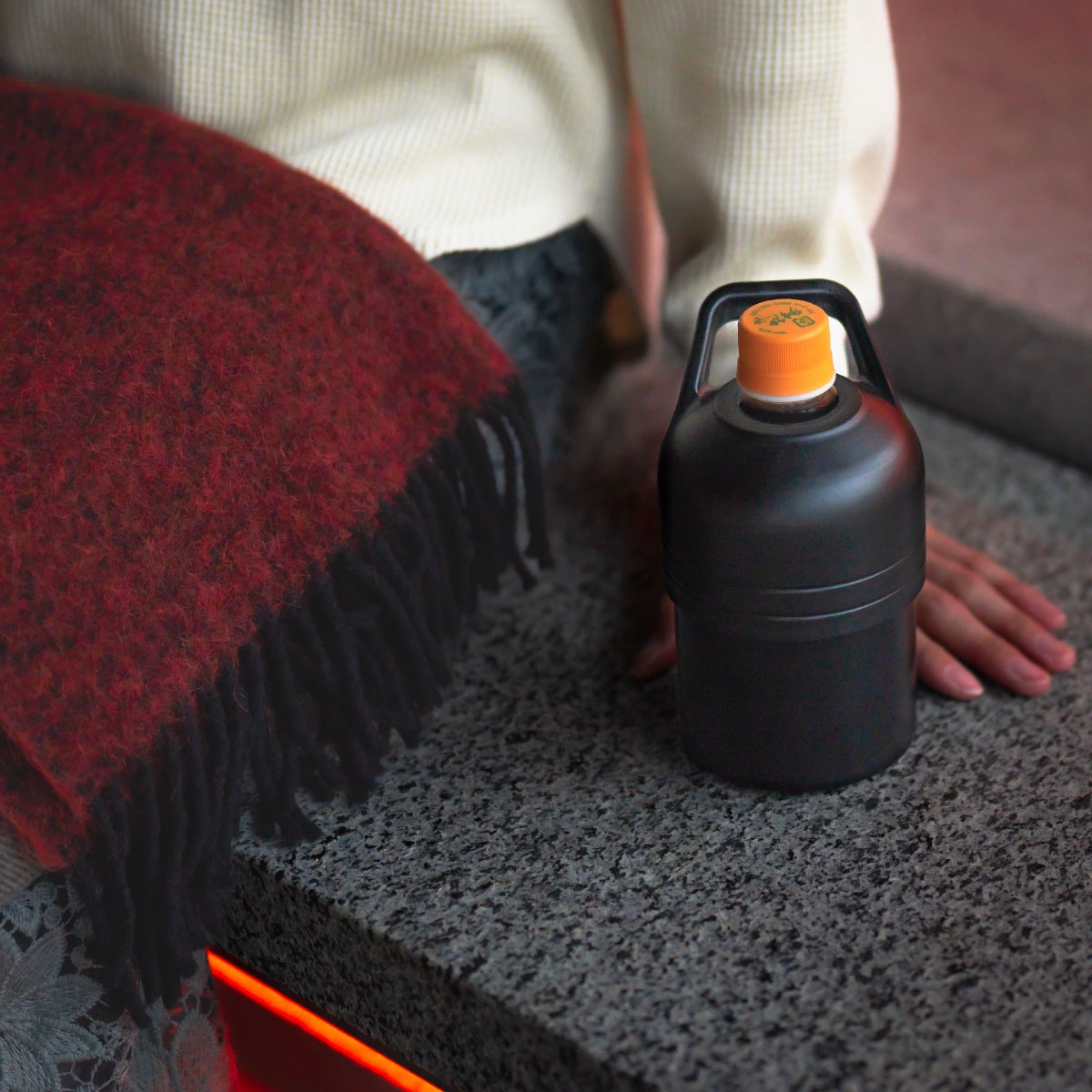 BOTTLE in BOTTLE（ボトルインボトル）ペットボトルホルダー ホット用 Fタイプ 持ち手付き ブラック ABIB-FBK