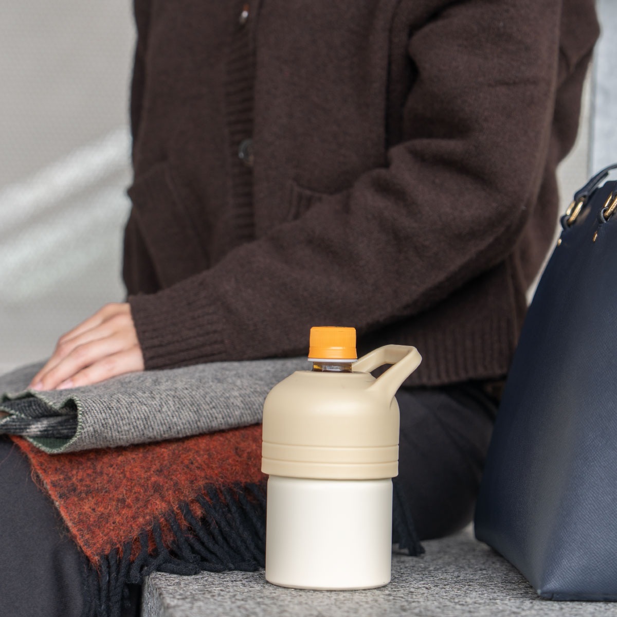 BOTTLE in BOTTLE（ボトルインボトル）ペットボトルホルダー ホット用 Fタイプ 持ち手付き アイボリー ABIB-FIV