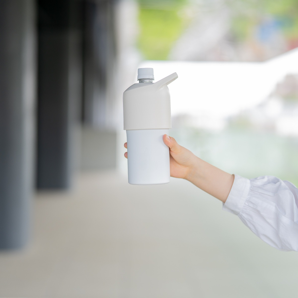 BOTTLE in BOTTLE（ボトルインボトル）ペットボトルホルダー 大容量 Lタイプ 持ち手付き スペーサー付き アイボリー ABIB-LIVSP